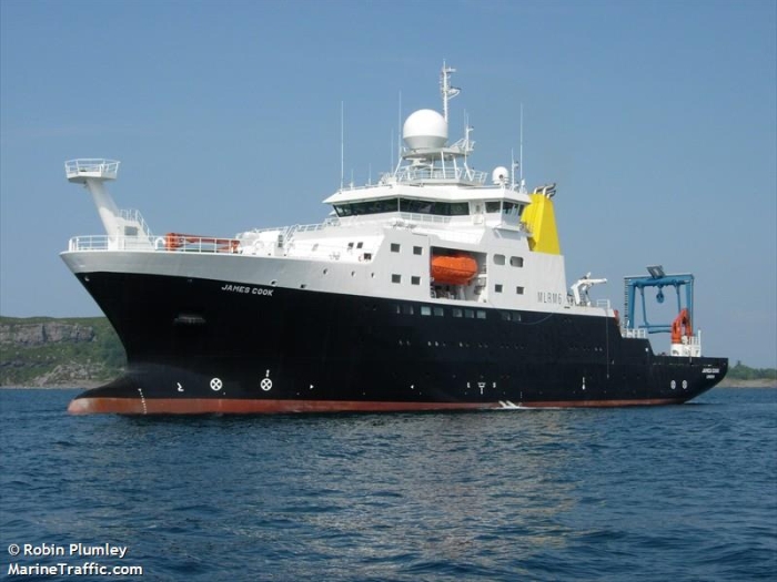 Brittiska forskningsfartyget James Cook räddade familjen cirka 500 M från land. JAMES COOK