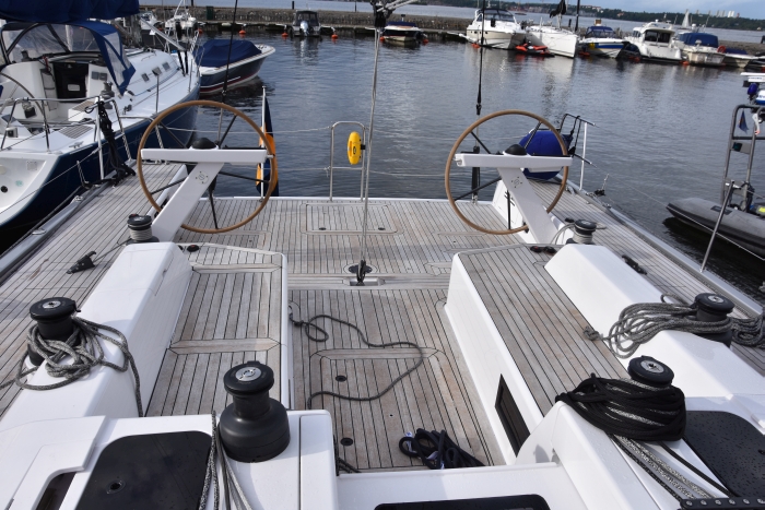 Med en skrovbredd om hela 5,65 meter blir det gott om plats i sittbrunnen med behagligt hamnliv och snabba grepp under kappsegling. 2Ice52sittbrunn