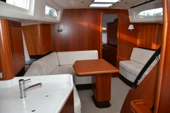 Salongen och detaljförandet i interiören håller högsta klass med en stil signerad brittiske yachtdesignern Dick Young till Najad 505 och Najad 570, 4Salongen