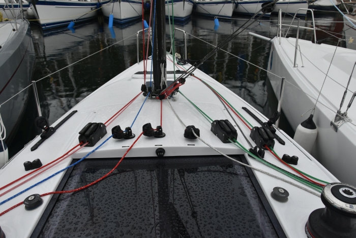 Vid akterkant masten i kolfiber mynnar fallen och trimtamparna och leds via brytblock till takvinscharna. Traditionell fockskena, men den ger enklare trim. 10SEASCAPE24dack