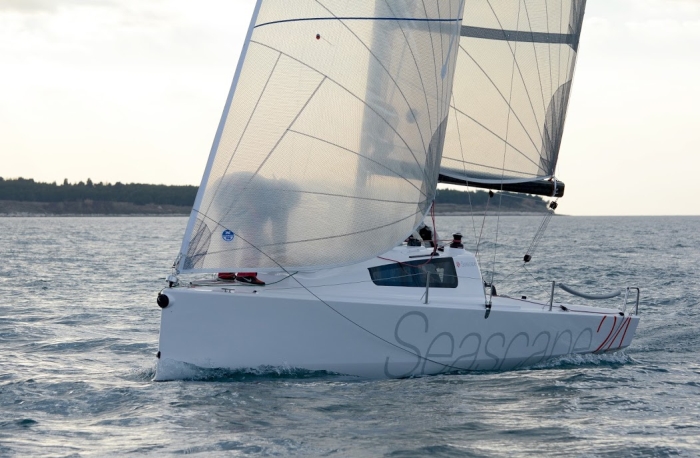 Stora segelytan i kombination med skrovets lilla vikt garanterar upplyftande segling. Och med 320 kilo i centerbordet och 1,90 m djup ska Seascape 24 inte kunna kapsejsa. 1SESCAPE24segling2
