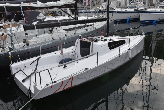 Formskönheten med den tilltagna, kantiga ruffen med stora rutor kan diskuteras, men ger Seascape 24 utrymmen under däck. 3SEASCAPE24vidkaj