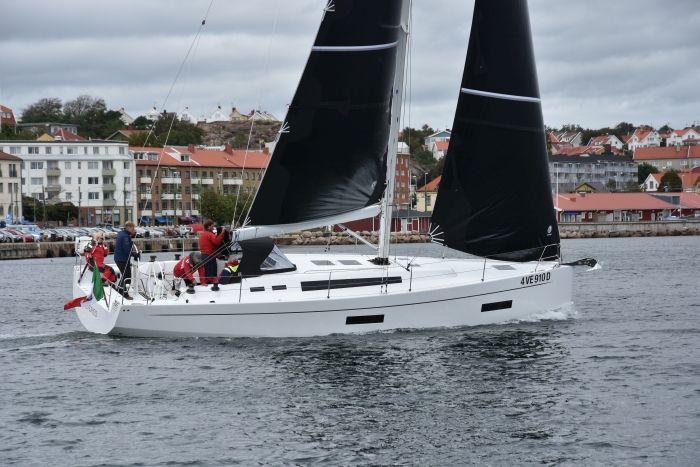 Linjerna inspirerar formsinnade semesterseglare som söker en flott cruiser med nyhetsvärde. Särskilt lockar det breda plana däcket, slaget akteröver, den låga ruffen. 2Segling