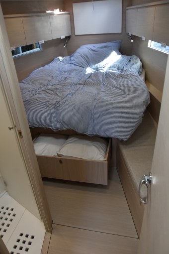 Förpiken är en superbekväm owner´s cabin med låg instegshöjd, utmärkt bredd i huvudändan, utsikt genom skrovrutorna och egen toalett med dusch. 6Forpiken