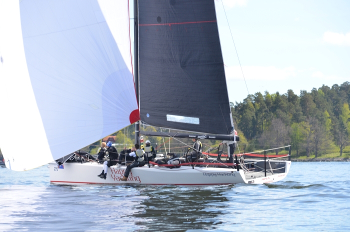 Nya racern MC 38 kör både ÅFIR och ÅFOR. Men båten behöver hård slör för att glänsa. 1MC38