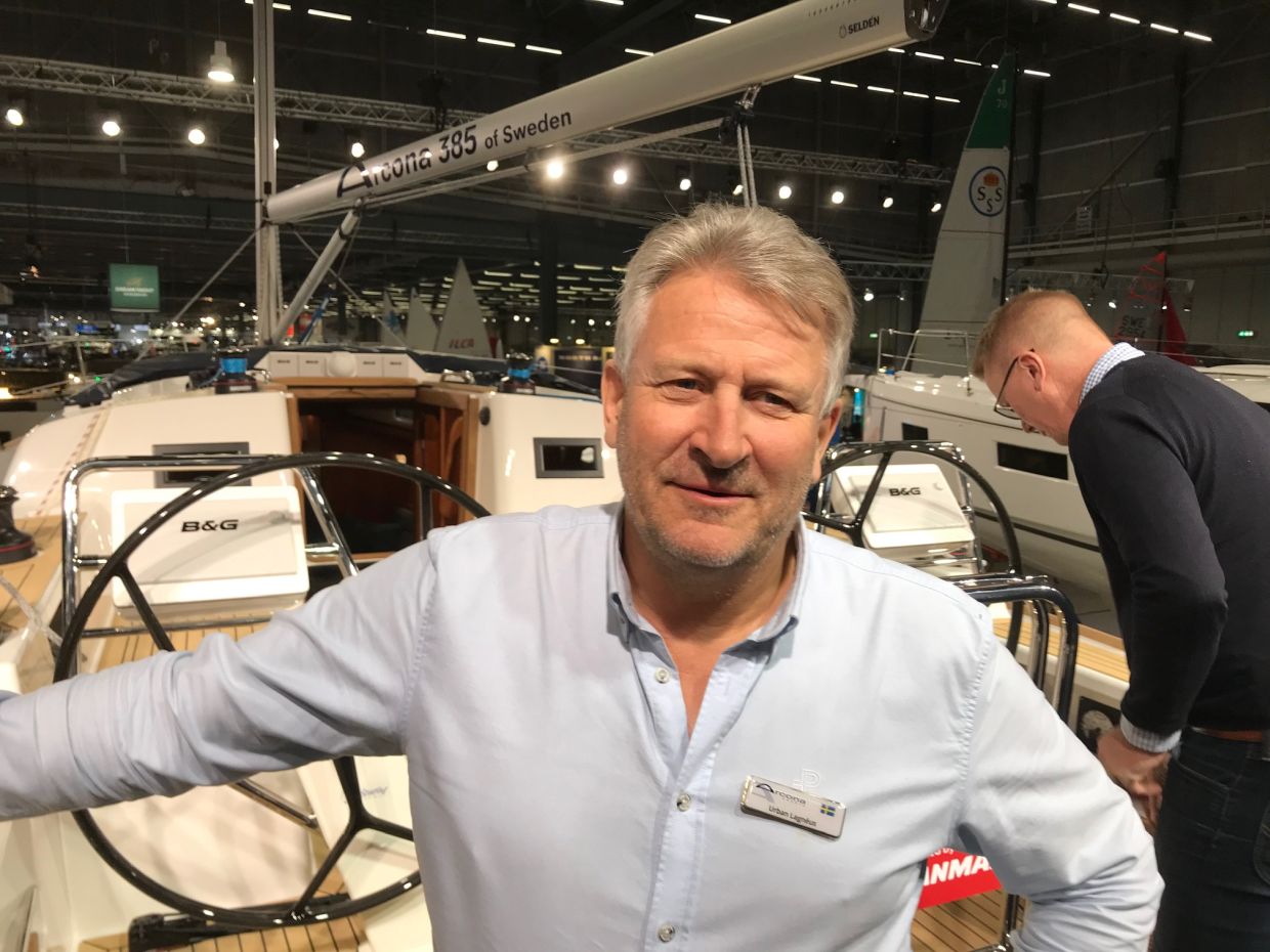 Urban Lagneus på Arcona Yachts visar Arcona 385 som exempel på vad högklassigt båtbygge står för. Urban