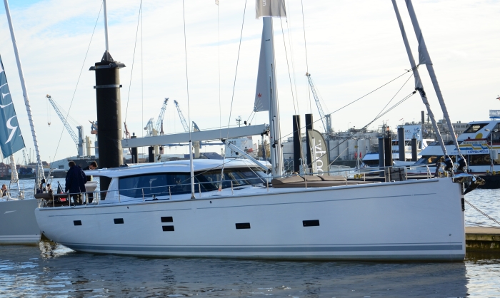 Moody 54 made by Hanse är gjord för behagligt båtliv med sitt däckshus, sittbrunn och salong i samma nivå, hytter en trappa ner och walkarounddäck. www.moodyboats.co 11M54
