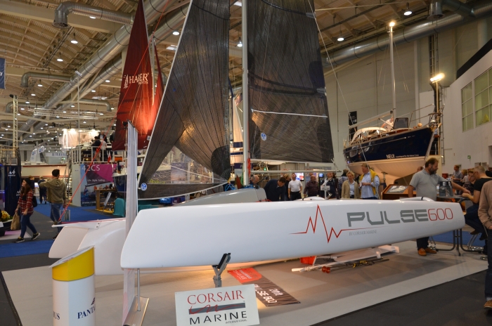 Corsair är trimaraner byggda i Vietnam. Deras nya har öppen akter, huv över mittskrovet, konkav form och infällbara pontoner. www.corsairmarine.com 4Pulse