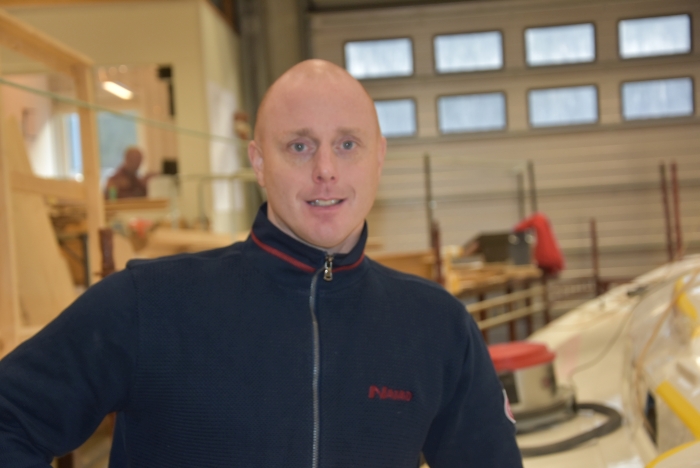 Jörgen Ottosson, VD på Najad, tänker ställa ut i Ellös, som blir en internationell mässa. Marstrand blir bara en lokal utställning anser han. JorgnOttsson