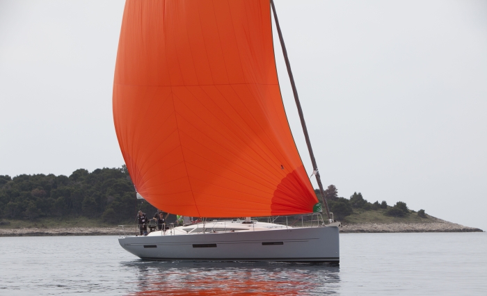 På lätt halvvind gör den topphissade gennakern på 220 kvadrat nytta. Den halsas dock i ankarbeslaget som på många kontinentbyggen. Ett inbyggt peke är elegantare. 6latthalvvind