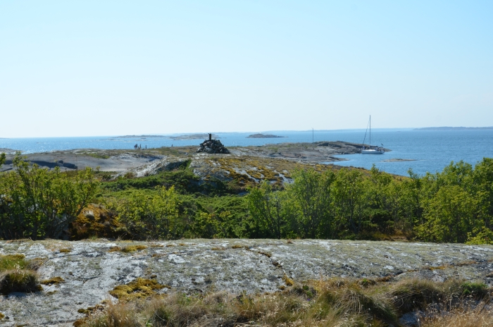 Högsta punkten på Stora Myggskär markeras av ett stenröse med en gren upptill, 4ny