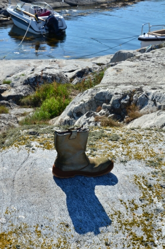 Någon har satt denna känga på en klippa och fyllt den med sten. 8
