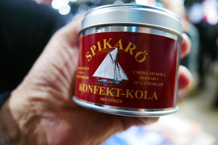 Svensk kola från Spikarö utanför Sundsvall säljs i museibutiken och gör Yachting Heritage Center till ett extra speciellt besöksmål. 11Kola