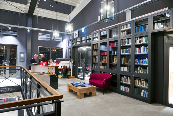 Biblioteket är störst världen med över 8 000 böcker och är lika smakfullt gjort som allt annat i denna speciella mötesplats för godmodiga seglare. 5Bibblan