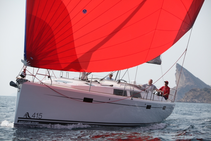 Seglingsegenskaperna på Hanse 415 är pigga tack vare hög rigg och fin styrning. 14Hanse415seglingny