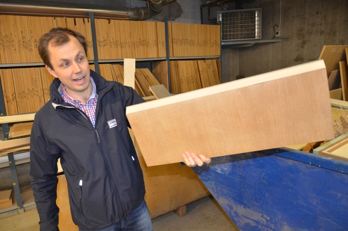 Vikt är viktigt på en Swan. Lätt och starkt är regeln och resulterar i skott med en kärna av skum istället för den klassiska tätskiktiga plywooden från förr. Säljchefen Marcus Jugnell håller lätt ett skott i handen. Lattviktsskott