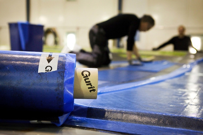 Samma byggteknik som för racers går in i en Swan. Det betyder prepreg det vill säga nerkylda mattor i epoxi och kolfiber som värms i ugn, smälter och vakuumsugs. Det färdiga resultatet är flott – inte en enda ojämnhet på ett 35 meter mörkt skrov. Prepregrulle