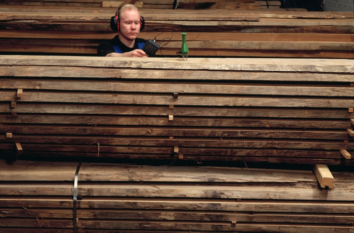 Teaken väljs på plats i Burma och det som blir över när Nautors man har valt får andra varv ta. Stockarna sågas och skeppas sedan till Jakobstad, där plankorna lagras och fuktmäts. Åtgången minskar genom att däck och durkar ibland beställs i konstmaterial. Teaklager