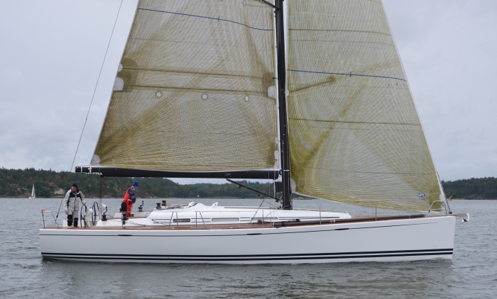 Arcona 465 hamnar i ett internationellt getingbo, men är svaret på önskemål om en ersättare till 460 från 2004 med ännu bättre prestanda och ökad lastdryghet via vakuum och kolfiber. 4Arcona465