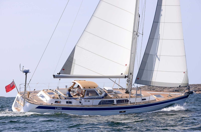 Hallberg-Rassy 48 Mk II är en av de uppgraderade, förädlade modellerna sveriges största varvet ökar sin omsättning med. Principen att lyfta det existerande programmet ger utdelning. Foto: Rick Tomlinson 6HR48MkII