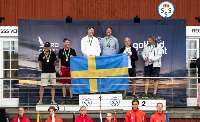 Prisutdelning i VM i Double Handed. Högst upp Anders dahlsjö och Martin strömberg. pris