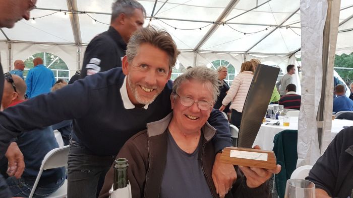Rätt båt vann. Legendaren och räven Nisse Virving med sonen Niklas knep vandringspriset i NF "Borta med Vinden". nisse