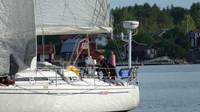 Först i Möja ström dyker Pontus från Morarna upp i sin Elan 333. pontus