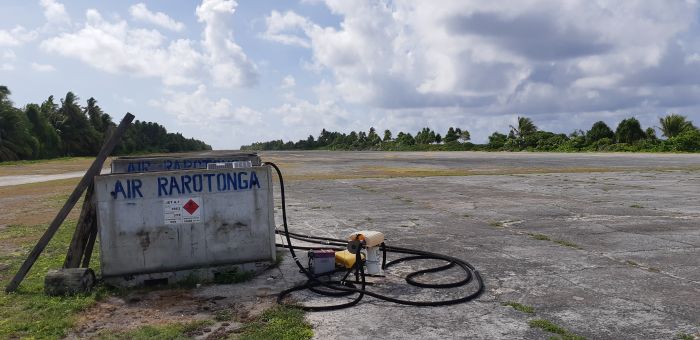 Flygplatsen byggdes av amerikanerna under andra världskriget. 1 800 dollar kostar en enkel biljett från huvudön Raratonga idag. flygplats