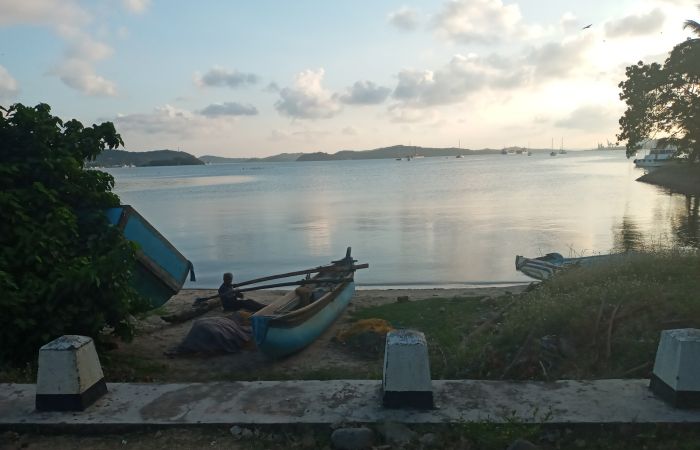 Stranden mot ankarplatsen i Trincomalee på Sri Lanka. hamnen2