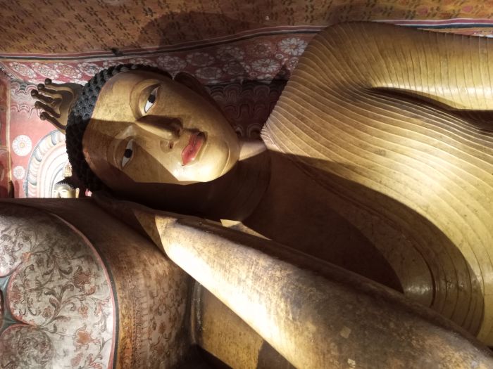 Vilande Buddha i grottemplet. vilobuddha