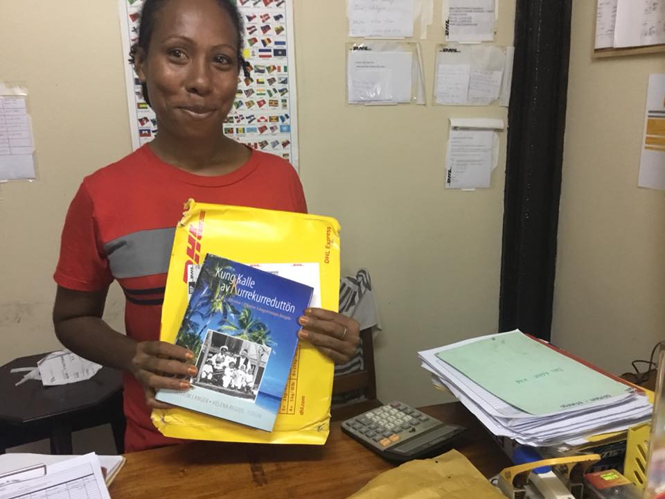 Framme hos Sherena på DHL i Kavieng. kurre
