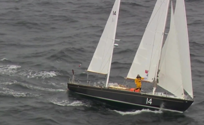 Loick Peyron i Eric Tabarlys Pen Duick II startar mot New York.