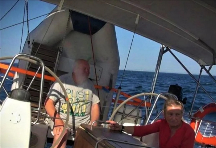Det var början på deras pensionsdröm att segla runt jorden. paret